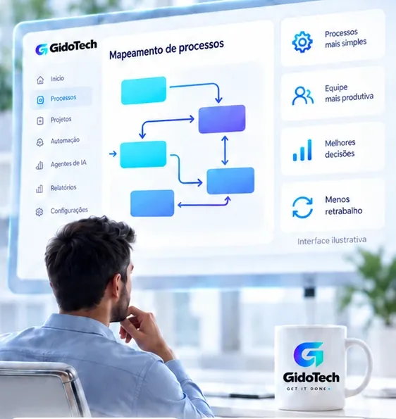 Consultor analisando um mapeamento de processos na tela (interface ilustrativa).
